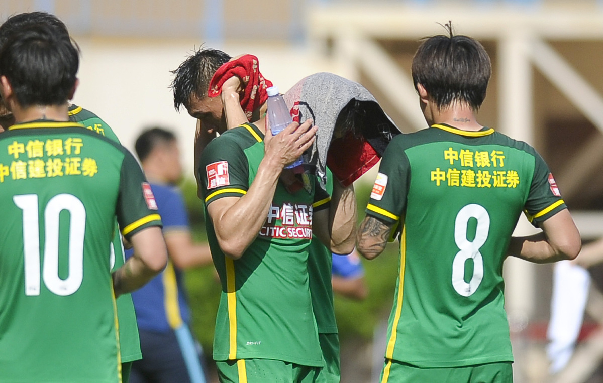  西汉姆发布备战花絮；集结日队长鼓劲；荷甲任务艰巨；球探报告显示潜力