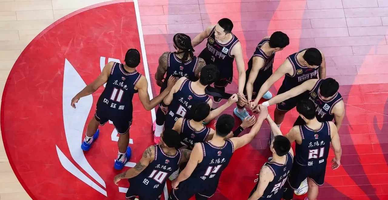 开云体育-赛地聚焦：荷甲转会期热度飙升，广东宏远完成体检，媒体盛赞，更衣室氛围转暖的简单介绍